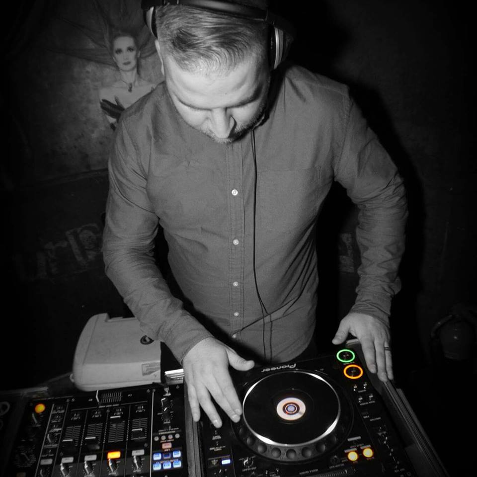 Danny Dubbz mixing on Pioneer decks
